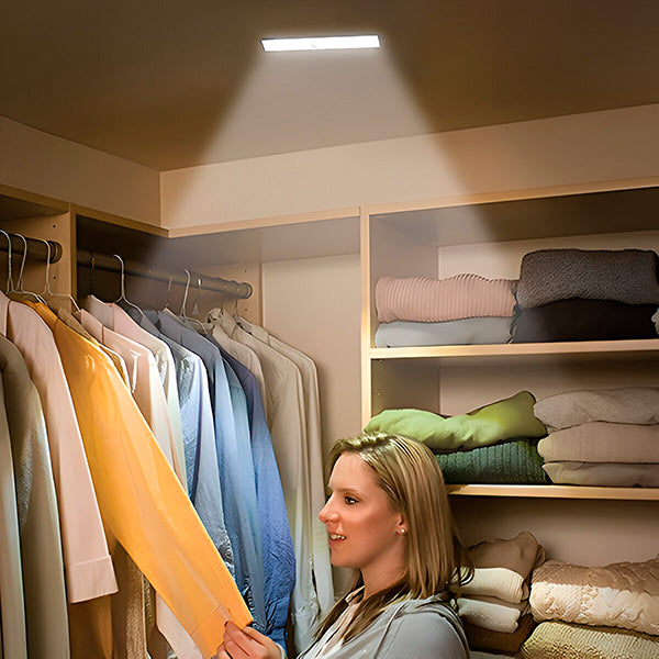 Lampă LED cu Senzor de Mișcare, 10 LED-uri, Bandă Magnetică, Alimentare 4x AAA, Montaj Fără Găurire, pentru Bucătărie, Dulap, Scară, Hol  19 cm